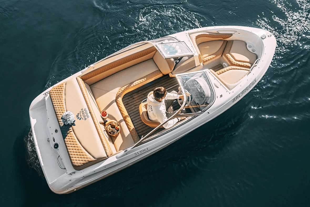 Моторный катер Bayliner 175 Вистерия на реках и каналах Санкт-Петербурга