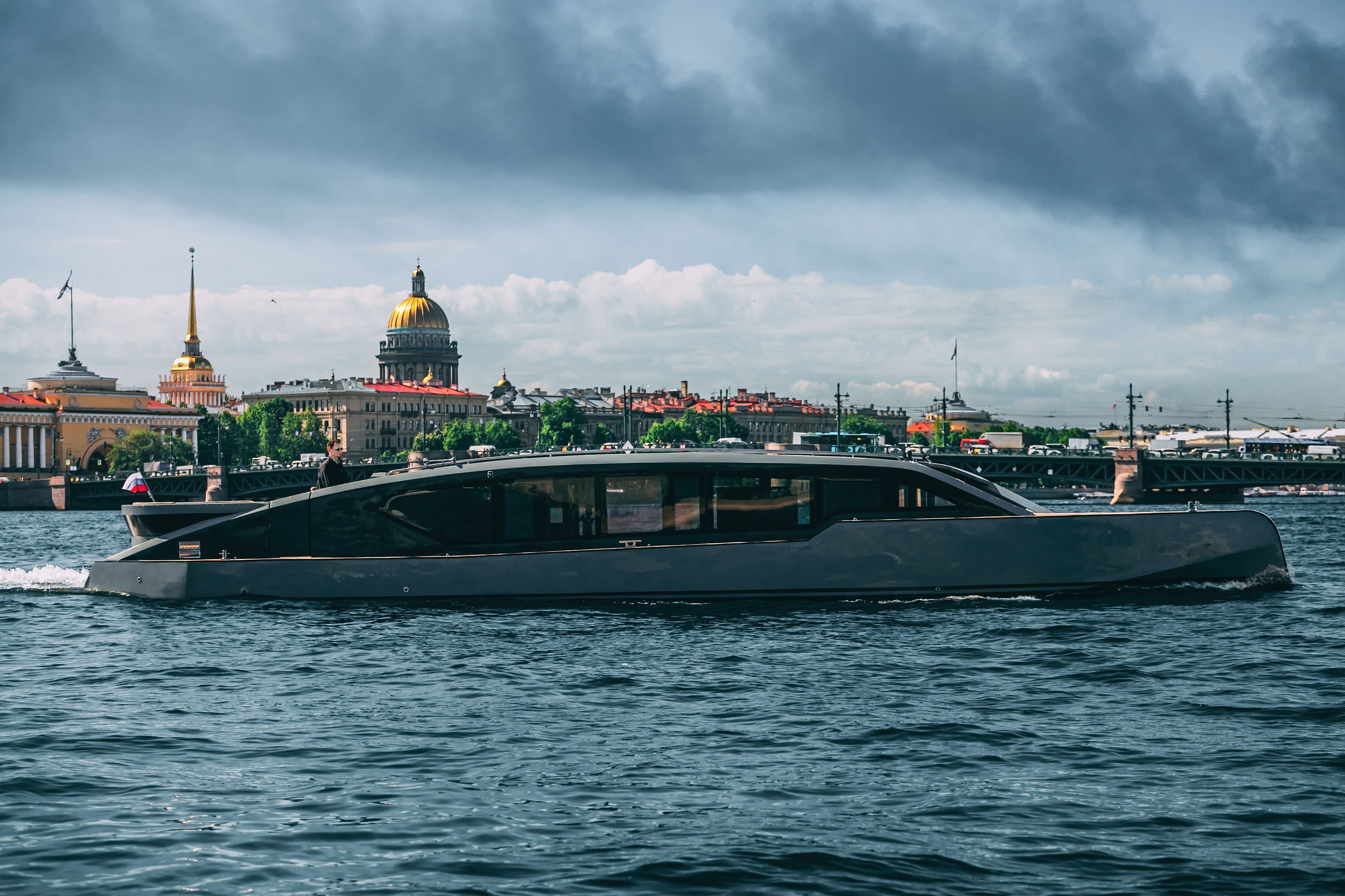 Премиальная моторная яхта Оникс Onyx длиной 17.5 метров на реке Фонтанке в СПб