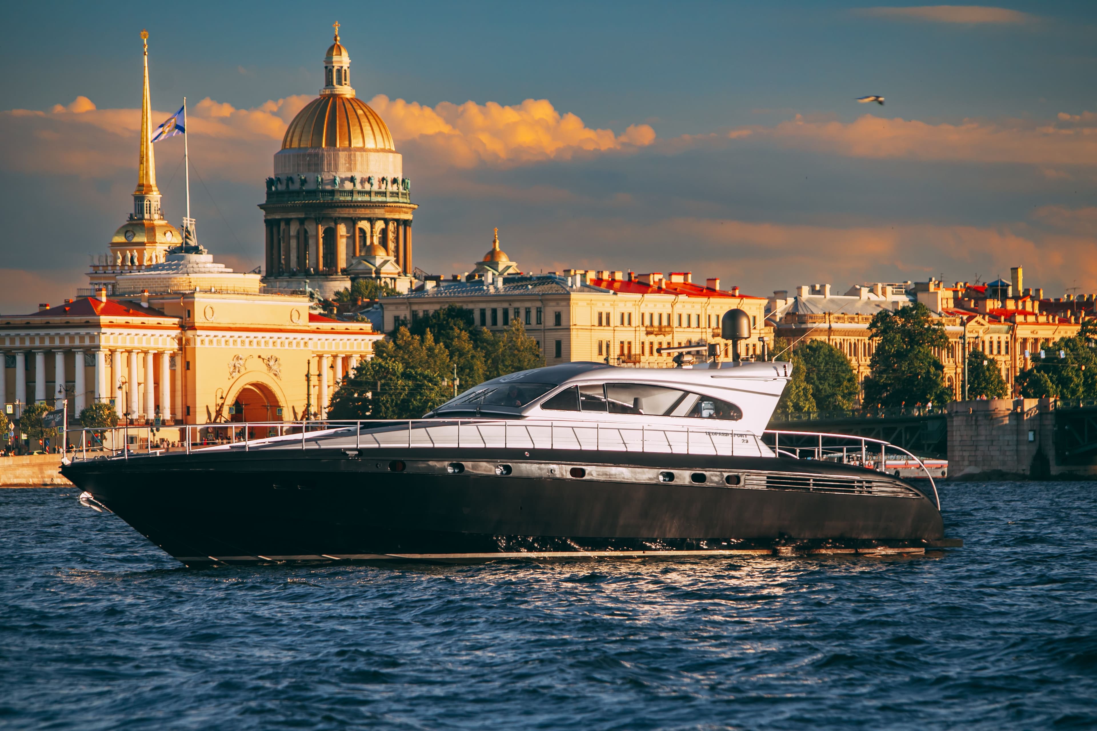 Моторная VIP-яхта Leopard 23 в движении по Неве в Санкт-Петербурге