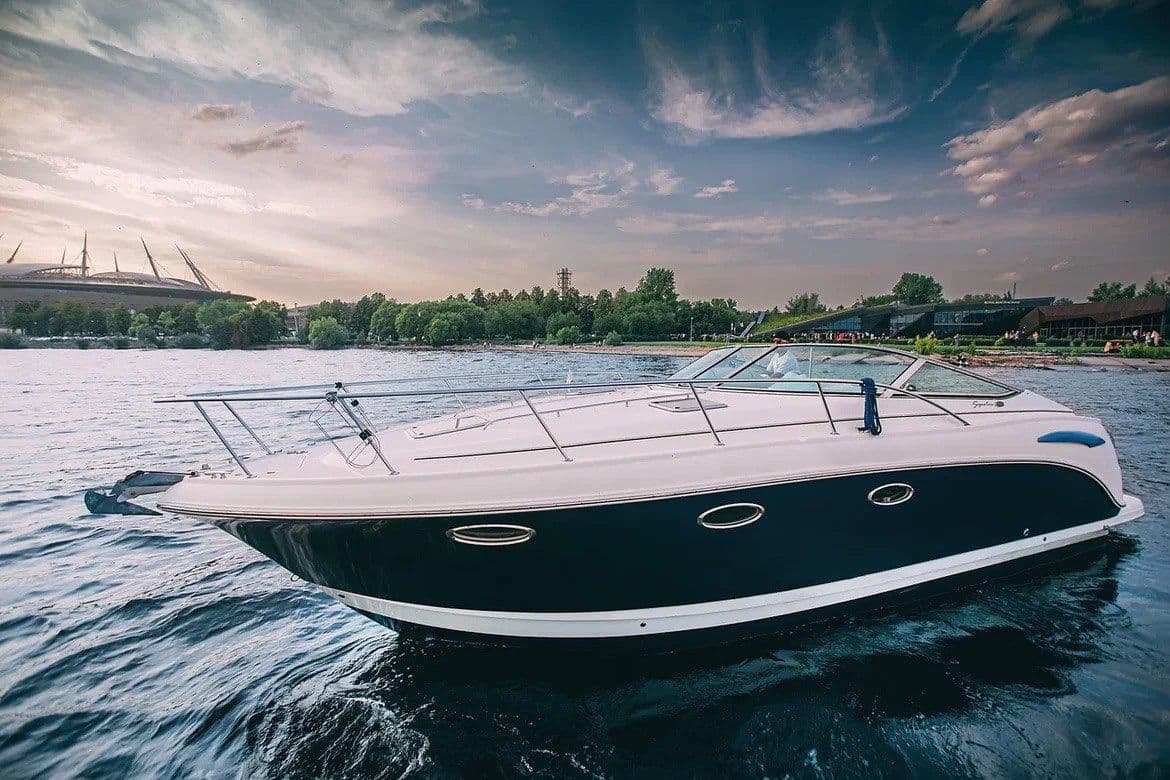 Белоснежный круизный катер Chaparral 330 на Неве