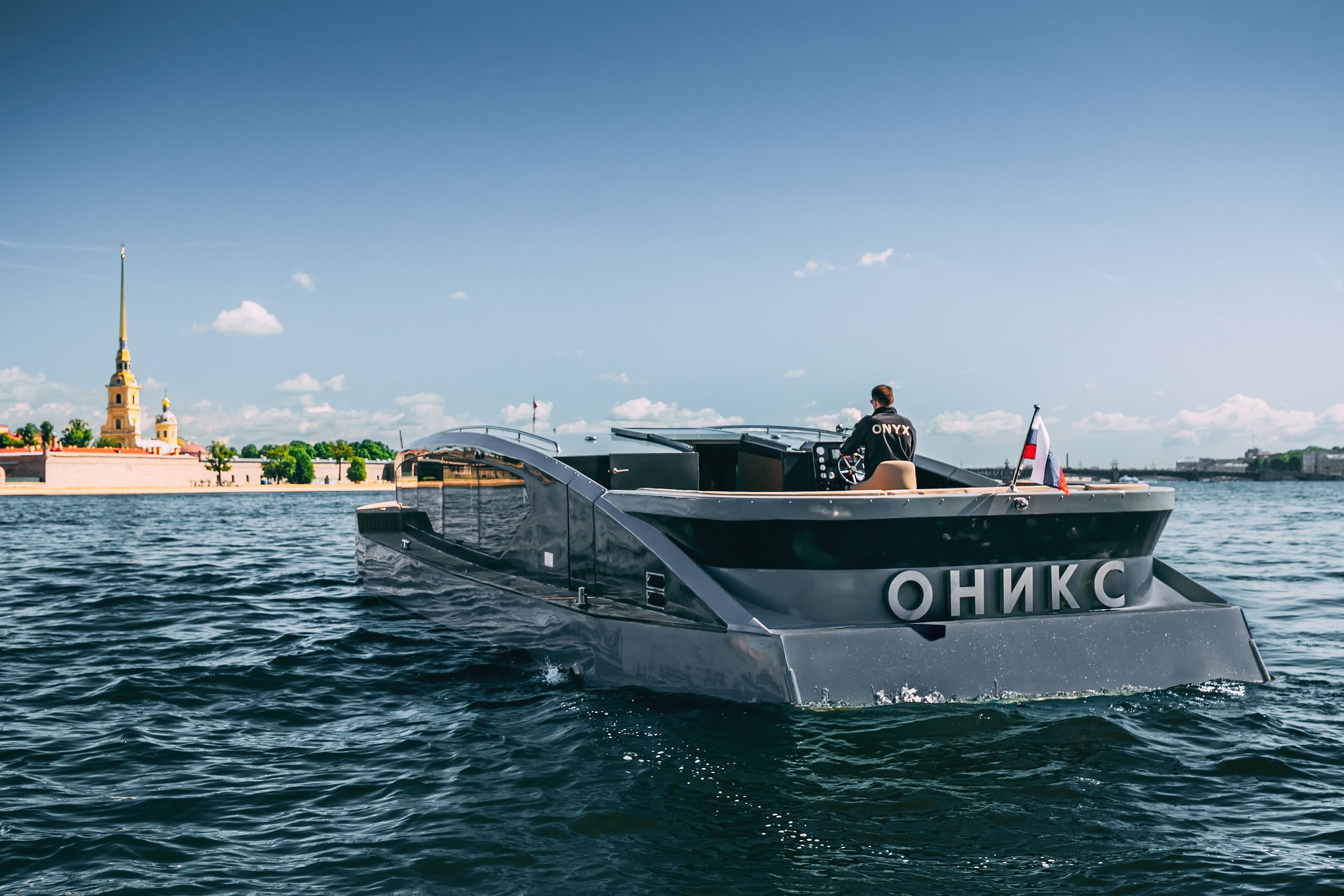 Премиальная моторная яхта Оникс Onyx длиной 17.5 метров на реке Фонтанке в СПб