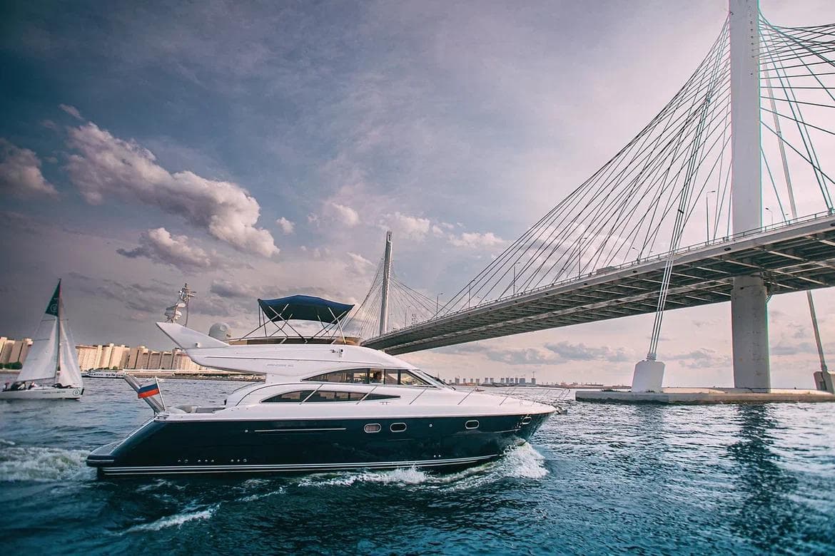 Двухпалубная моторная яхта Princess 50 на Неве в Санкт-Петербурге