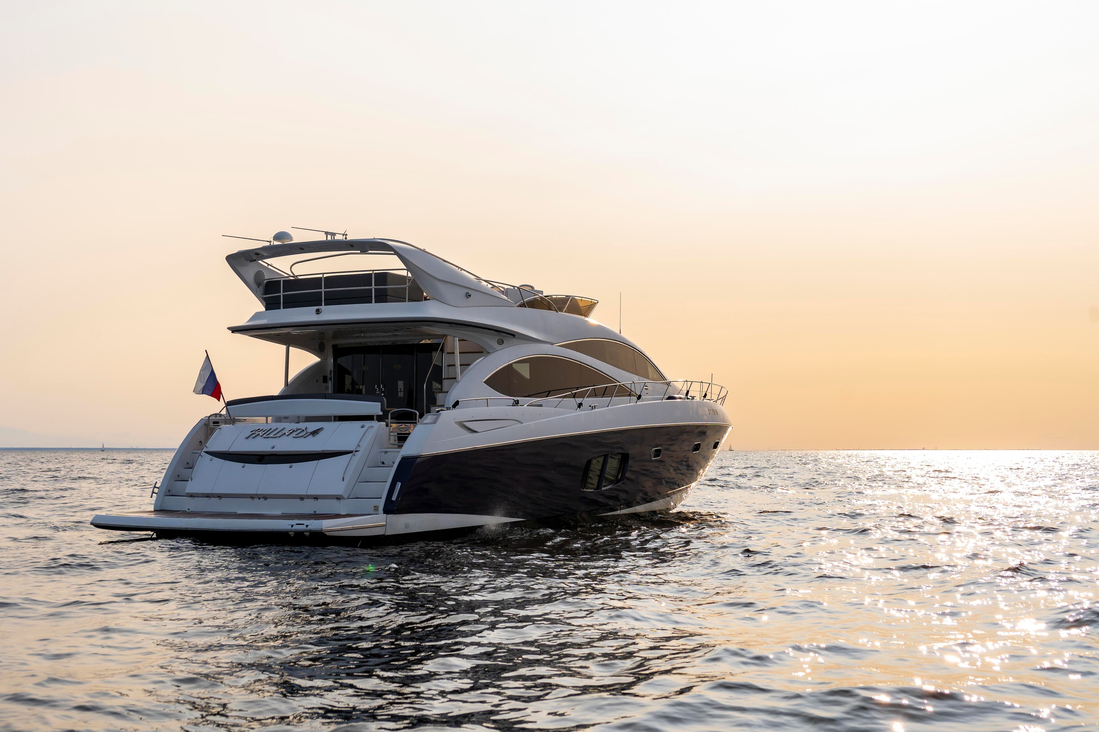 Аренда яхты Sunseeker Pallada 70 для VIP-круизов по Неве и Финскому заливу