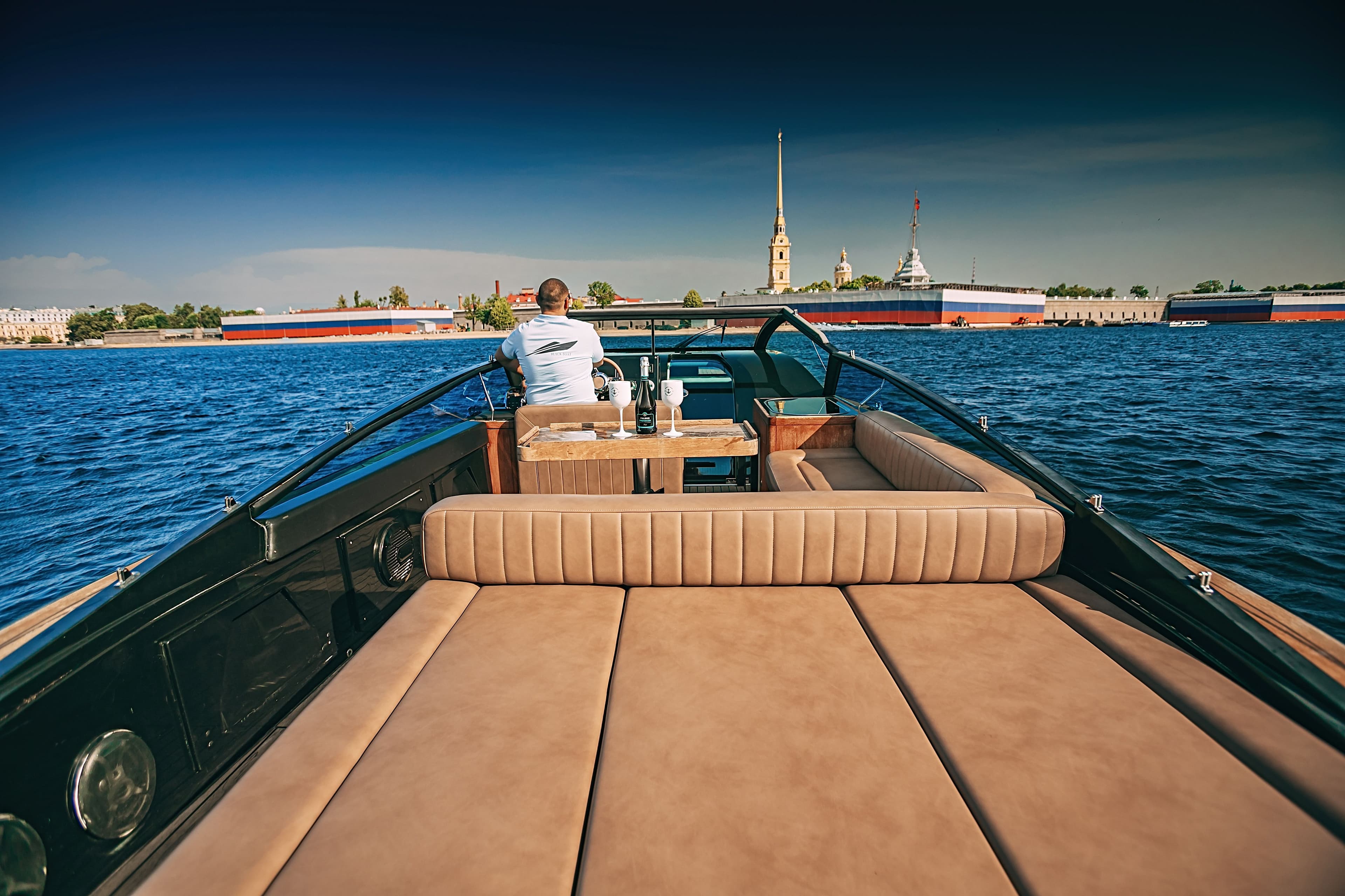Зона отдыха на палубе Velvette 33 Black Boat для активной компании