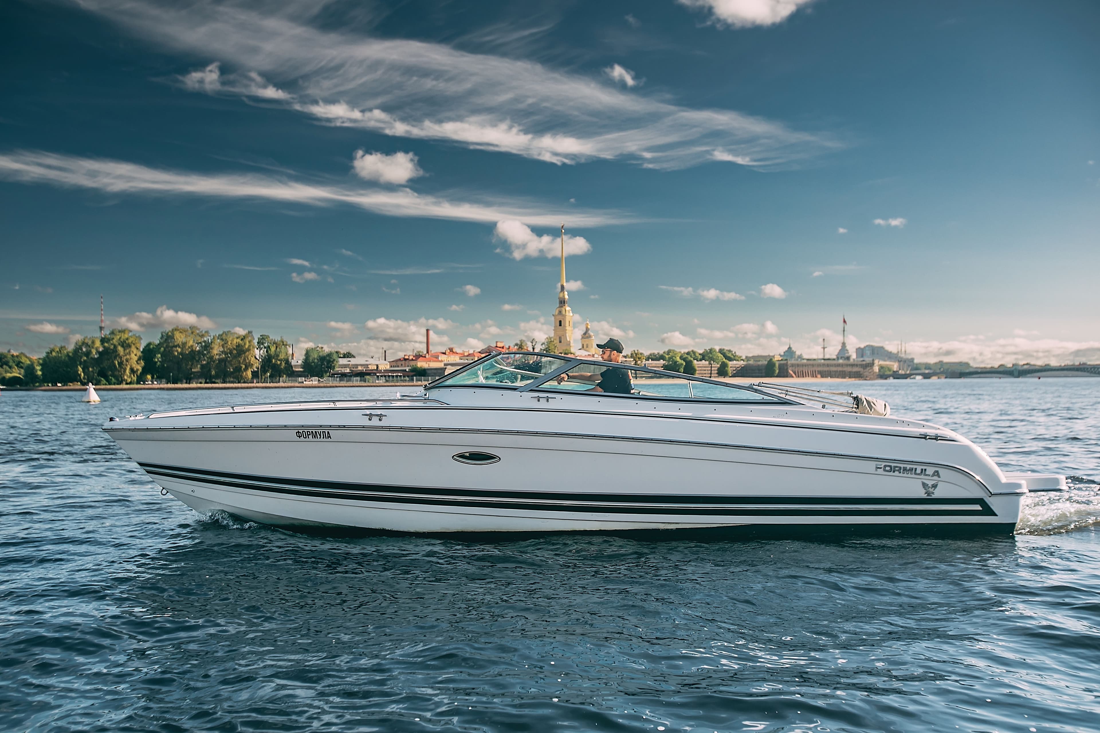 Скоростной катер Formula 260 для аренды в Сакт-Петербурге