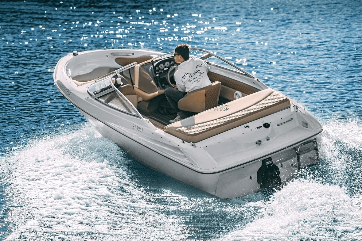 Моторный катер Bayliner 175 Вистерия на реках и каналах Санкт-Петербурга в аренду