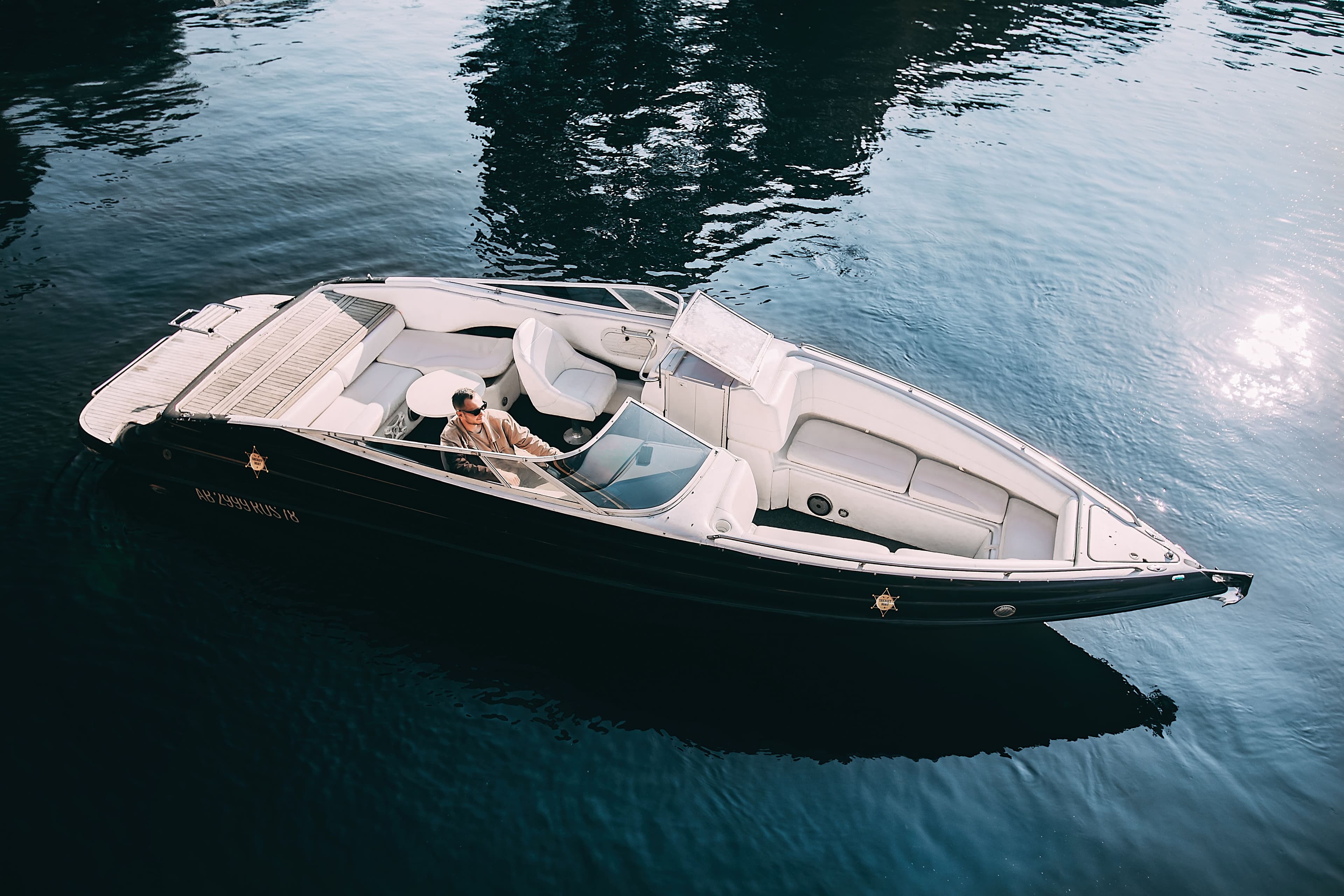 Катер BLACK SHERIFF Crownline 266 на реке в Санкт-Петербурге