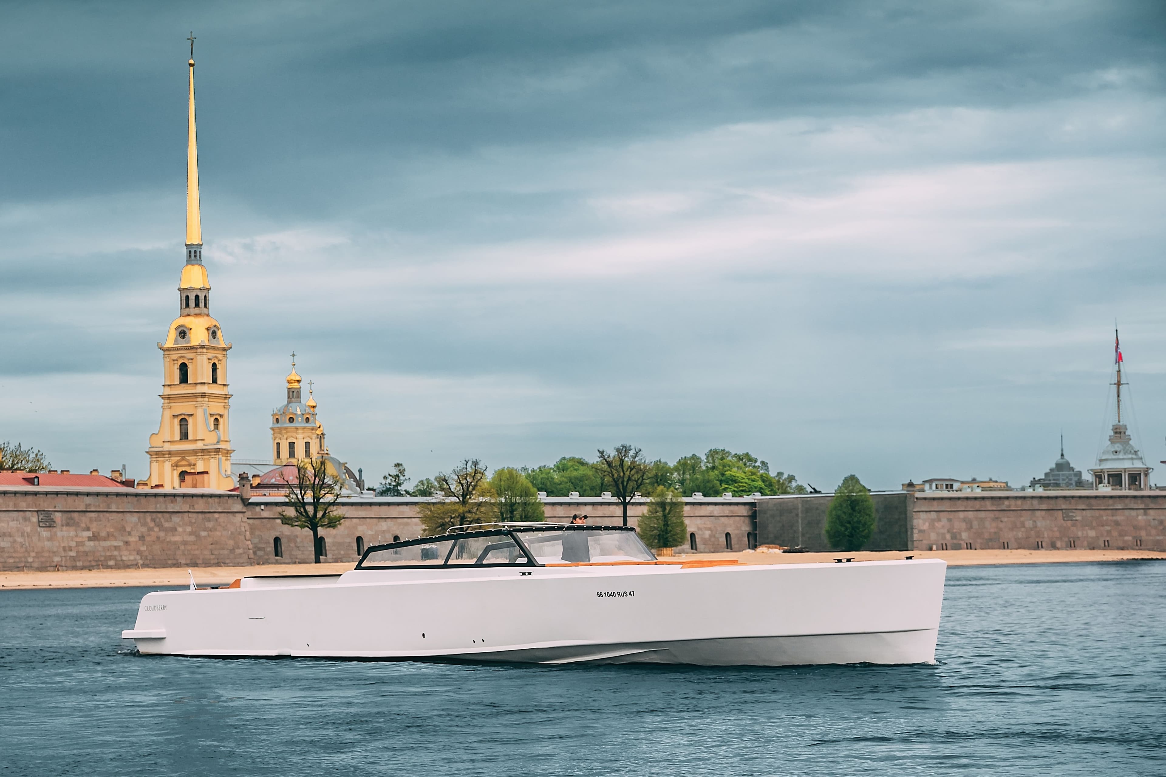 Аренда катера Морошка Cloudberry в Санкт-Петербурге на фоне Петропавловской крепости