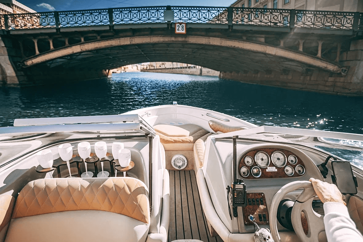 Интерьер палубы и мягкий диван на катере Bayliner 175 Вистерия в СПб