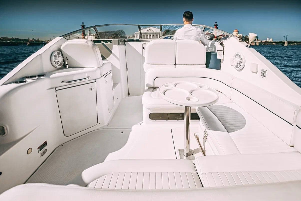 Стильный белый катер Bayliner 305 — идеальная площадка для фотосессий
