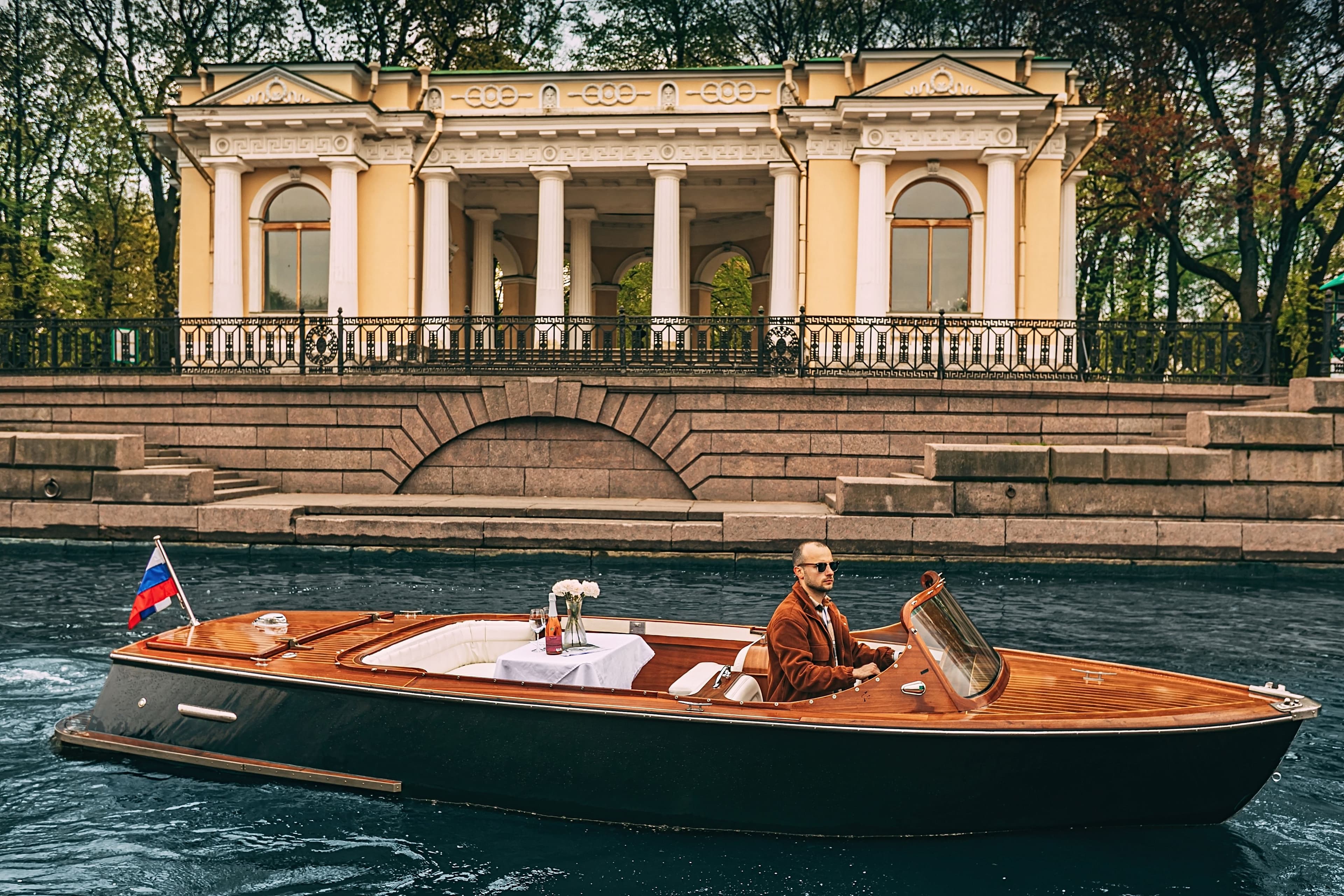 Классический деревянный катер Миа на воде в Санкт-Петербурге