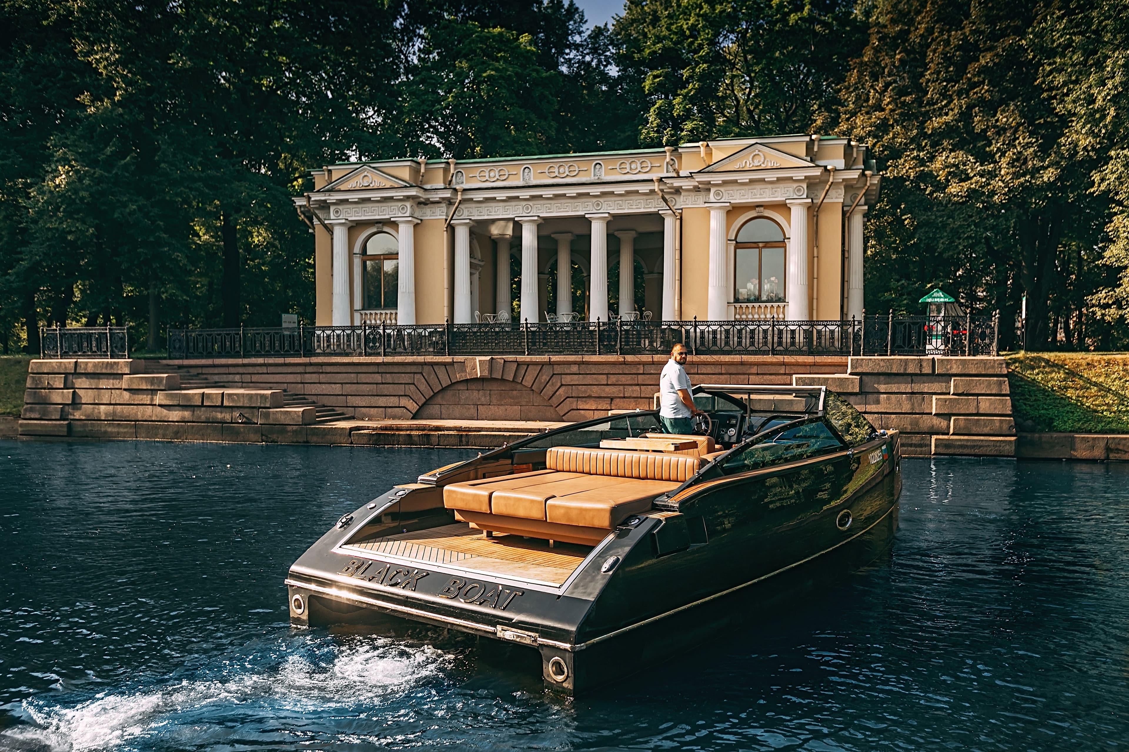 Катер Блэк бот (Velvette 33) — дерзкий дизайн и маневренность на воде