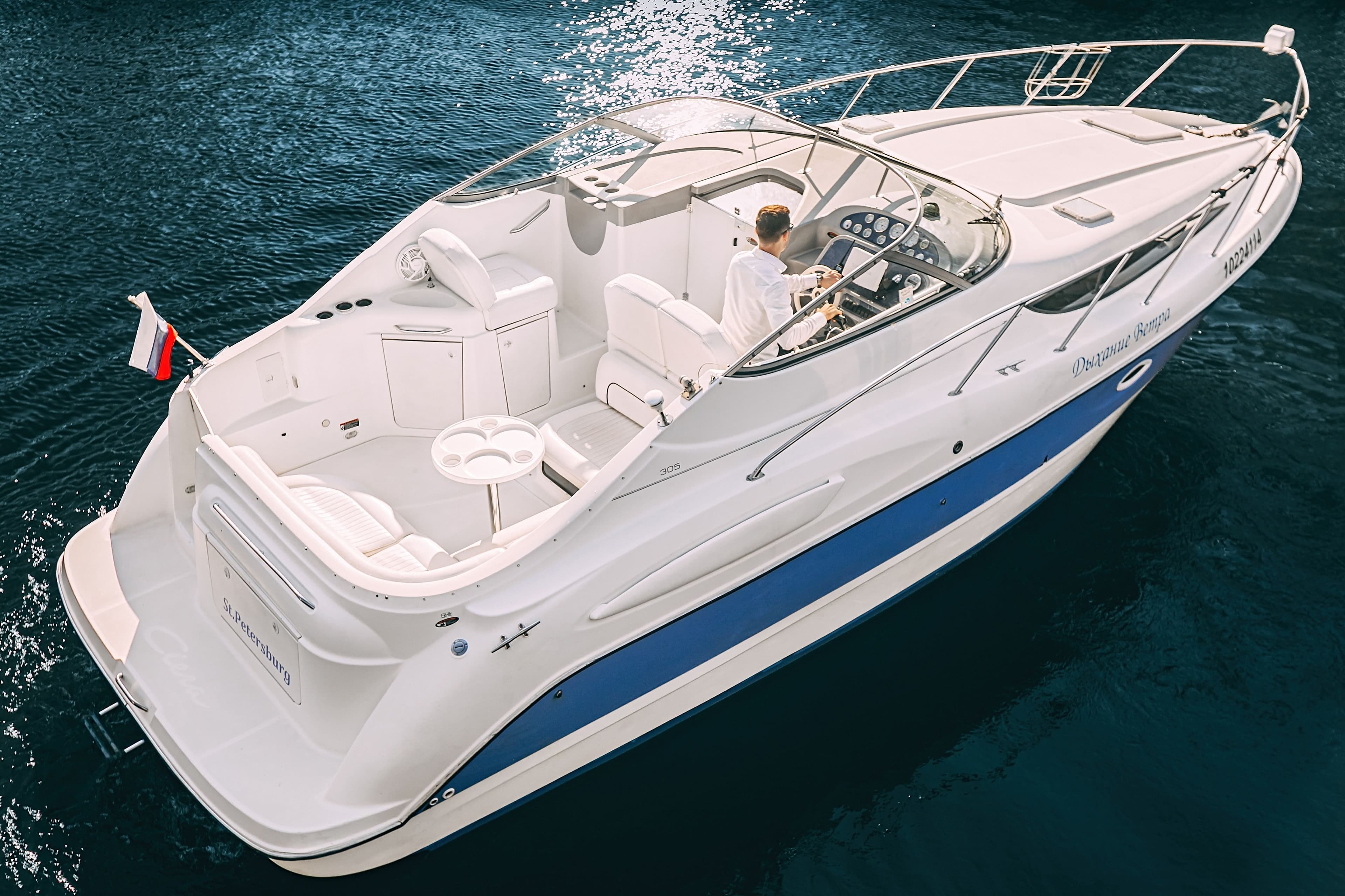 Круизный катер Bayliner 305 Дыхание ветра на Неве в Санкт-Петербурге