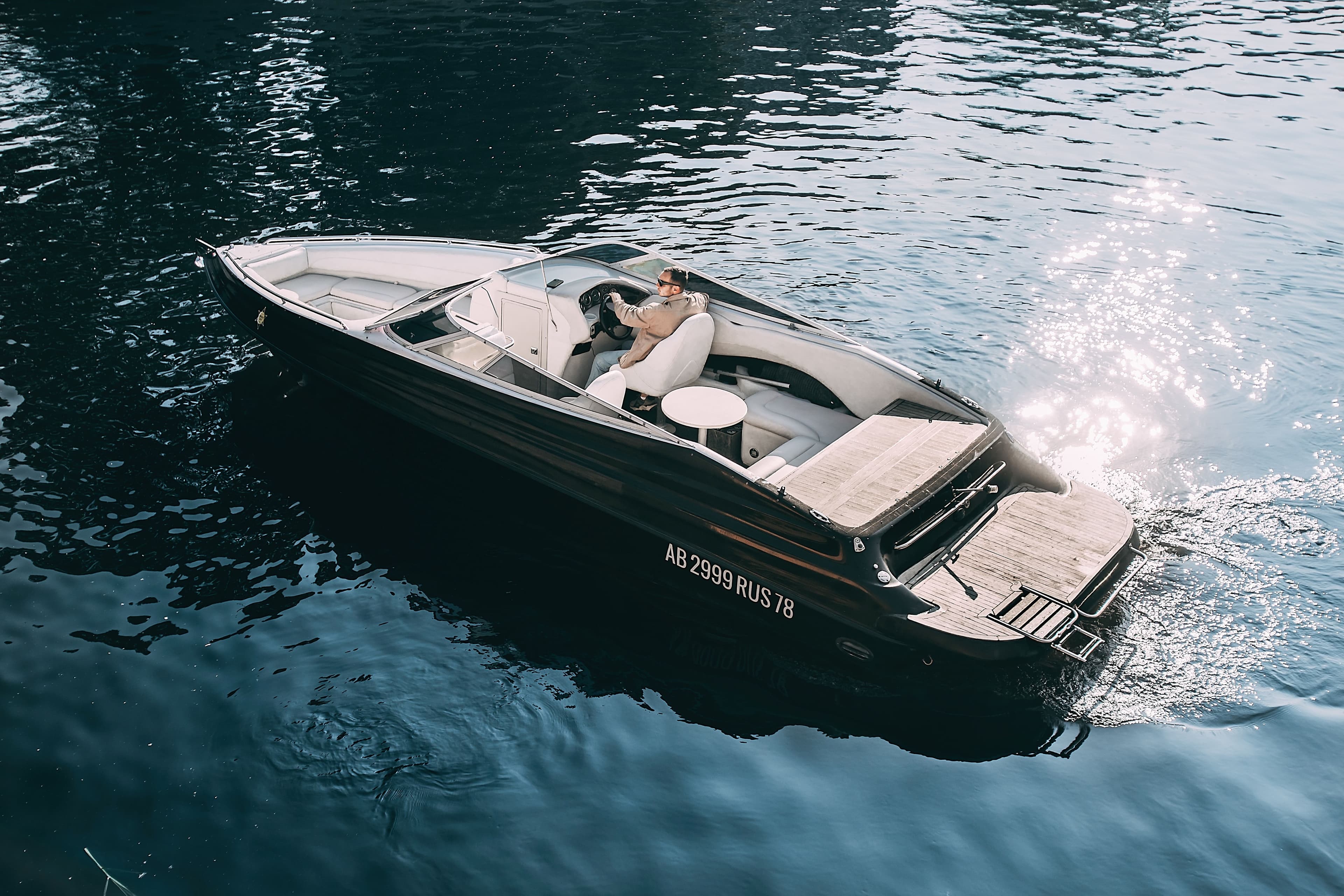 Катер BLACK SHERIFF Crownline 266 на реке в Санкт-Петербурге
