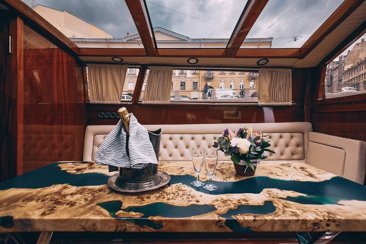 Роскошный салон катера Венеция Норд (Venezia Nord) с панорамной стеклянной крышей