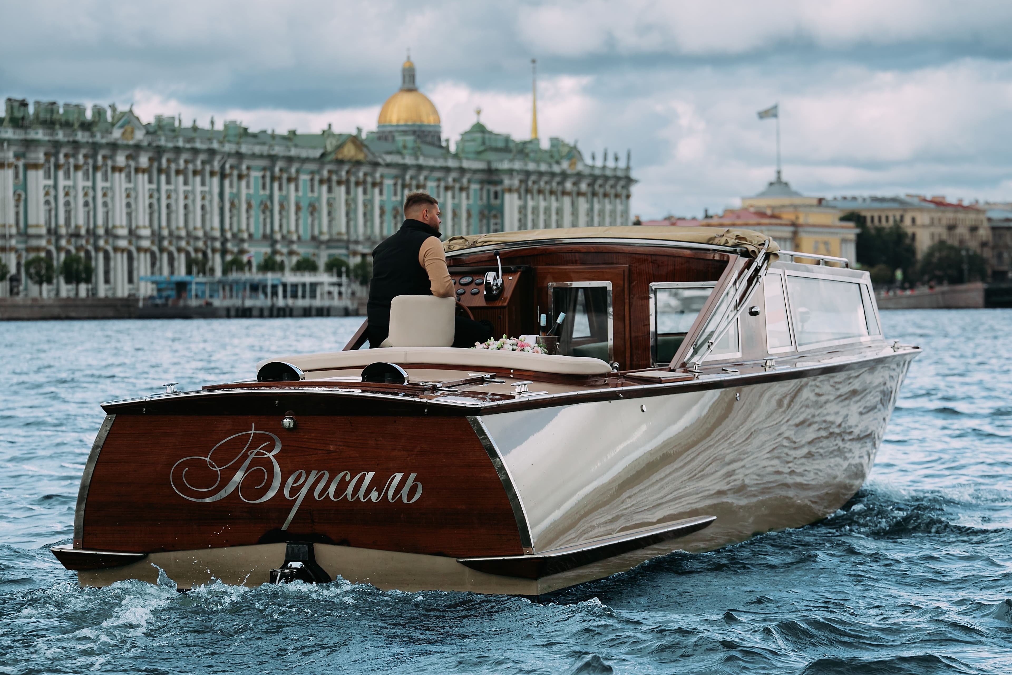 Роскошный катер-лимузин Версаль на реке Фонтанка в Санкт-Петербурге