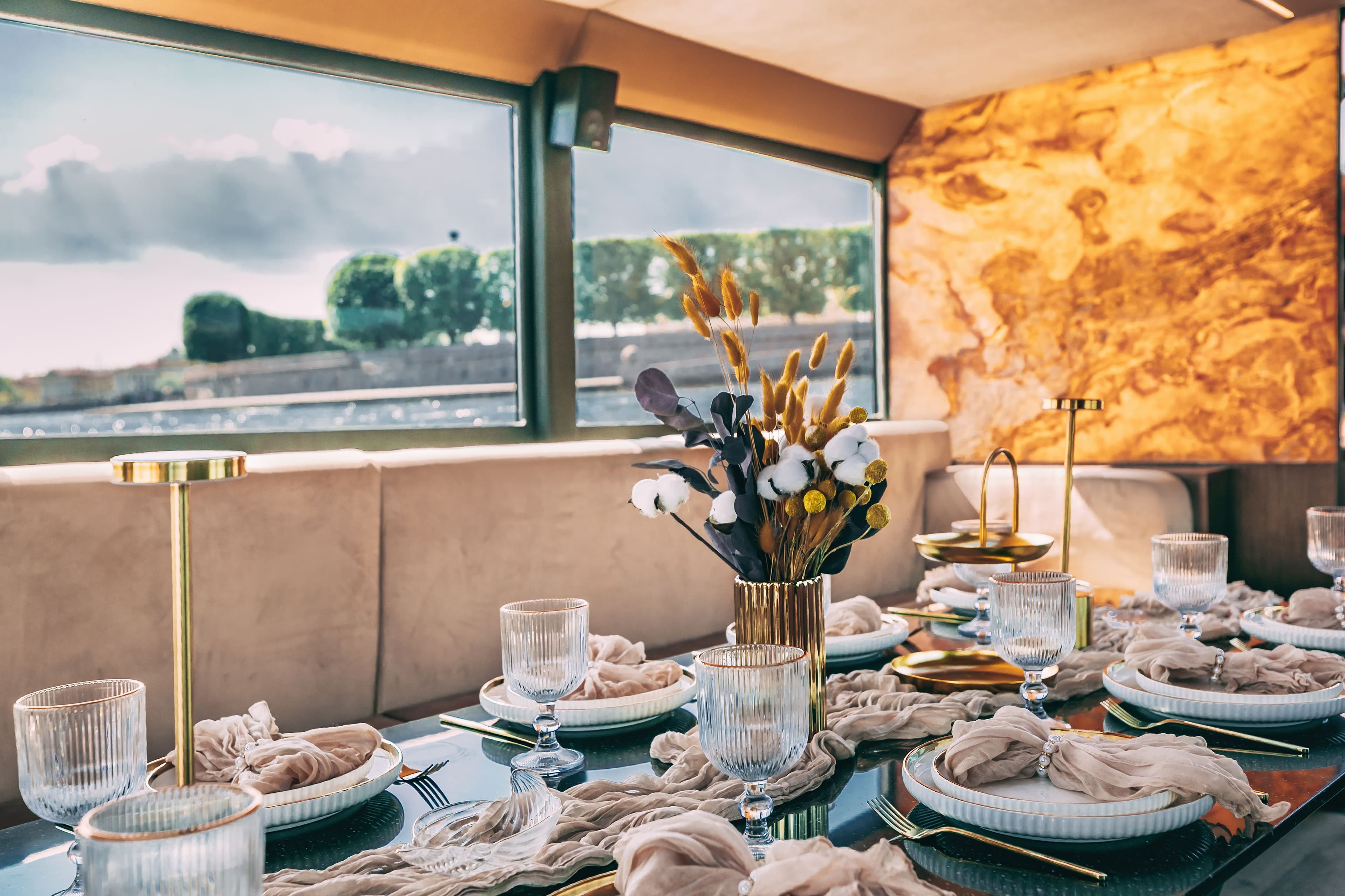 Роскошный просторный салон яхты Оникс