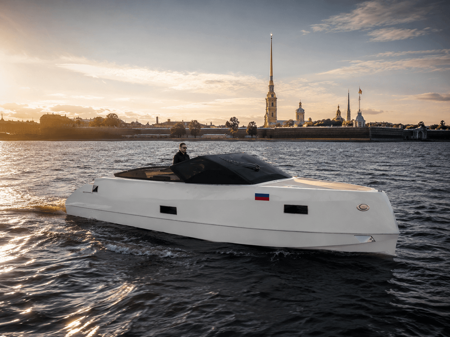 Белоснежный прогулочный катер Интеллигент Velvette White 33 на воде в Санкт-Петербурге