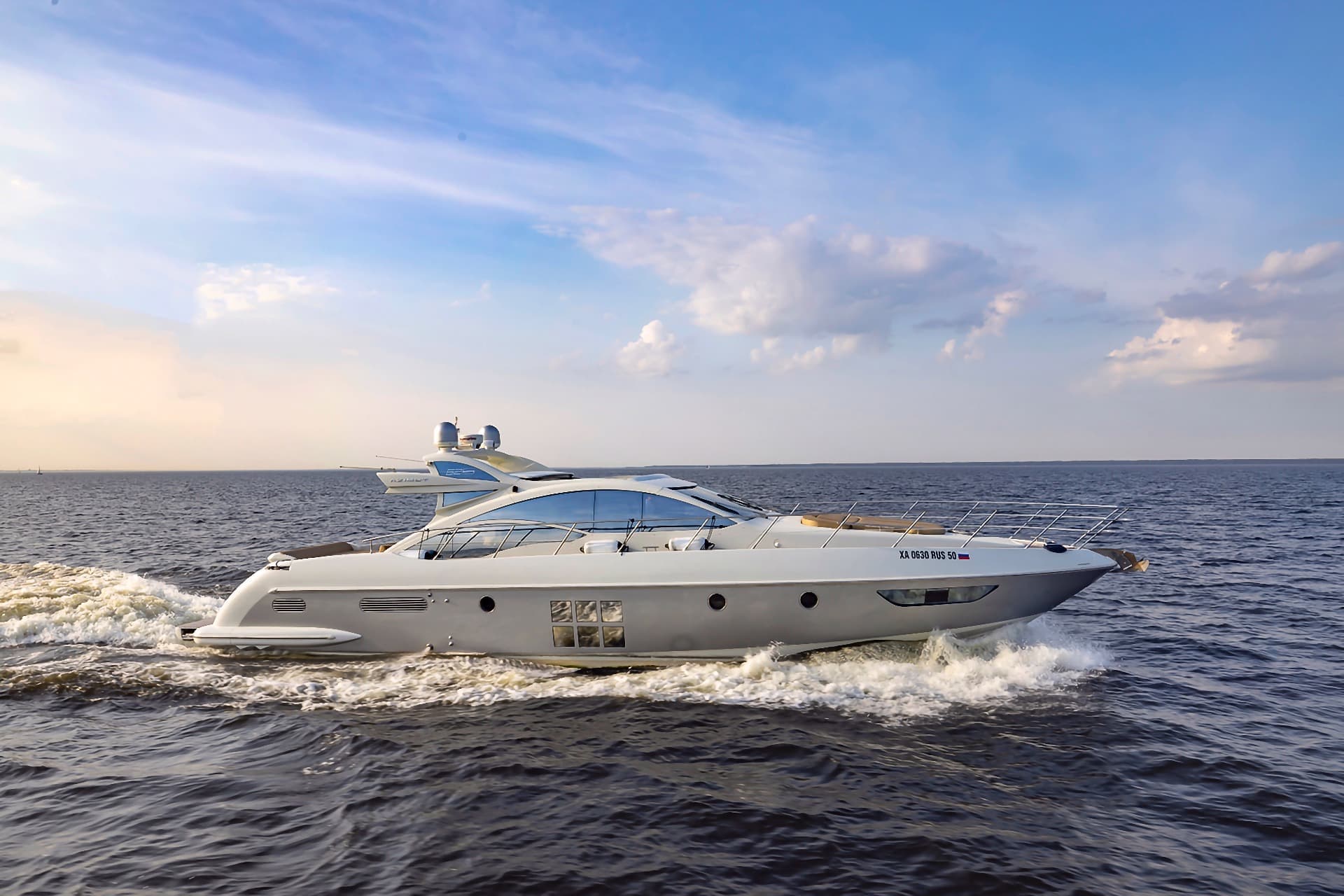 Спортивная яхта Azimut 62S с панорамными окнами в СПб