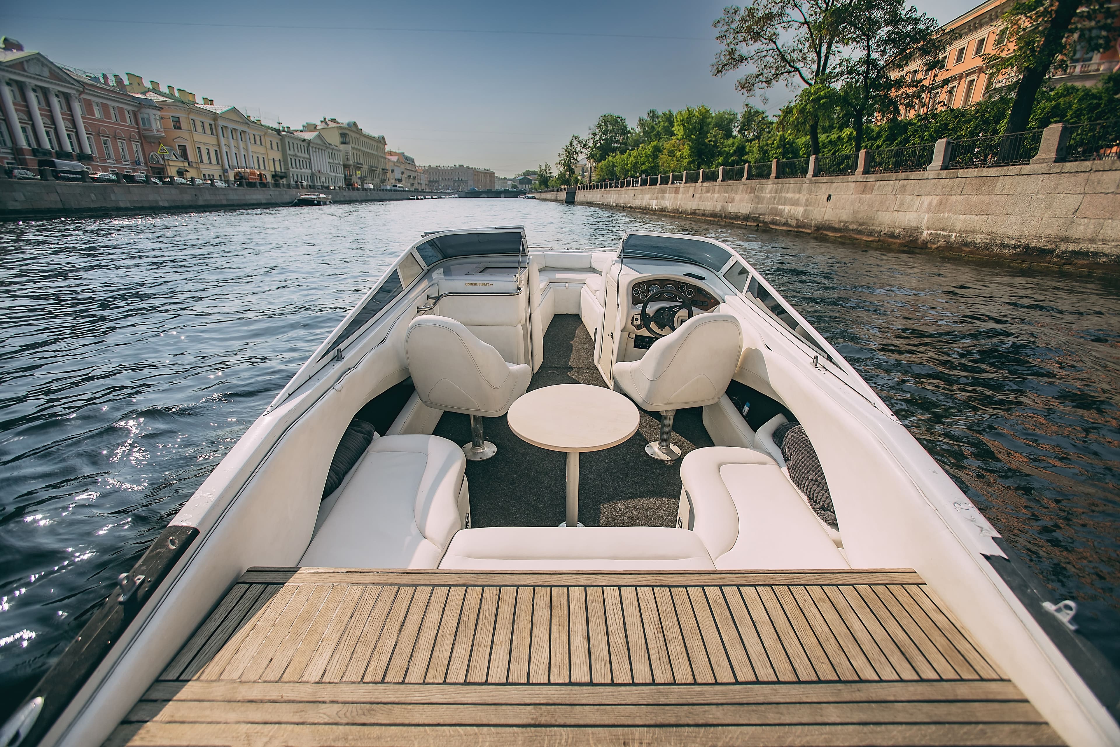 Интерьер и пассажирская зона катера Черный Шериф Crownline 266
