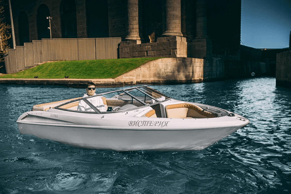 Моторный катер Bayliner 175 Вистерия на реках и каналах Санкт-Петербурга