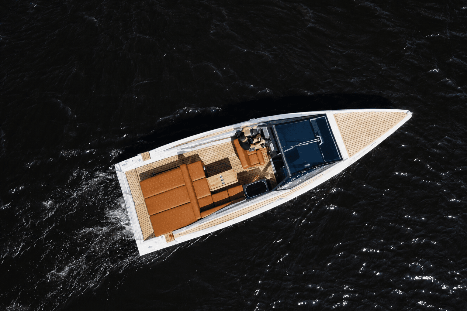 Белоснежный прогулочный катер Интеллигент Velvette White 33 на воде в Санкт-Петербурге