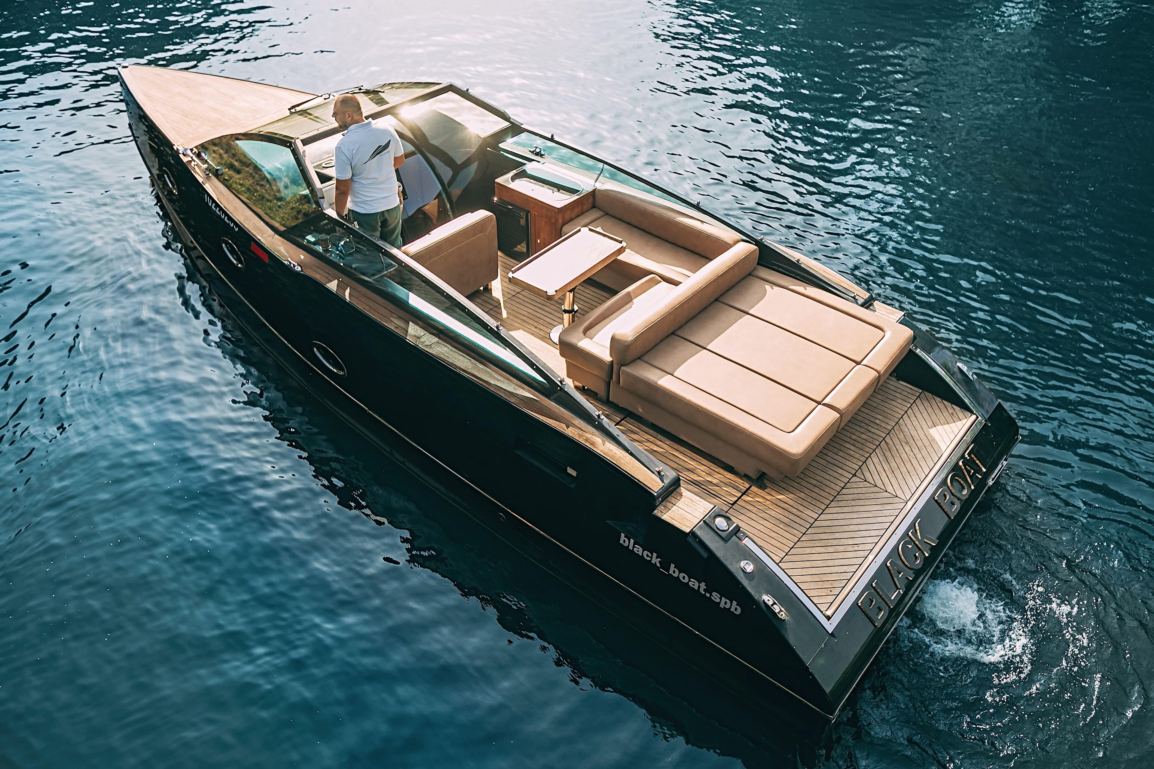Спортивный круизный катер Velvette 33 Black Boat в цвете черный металлик