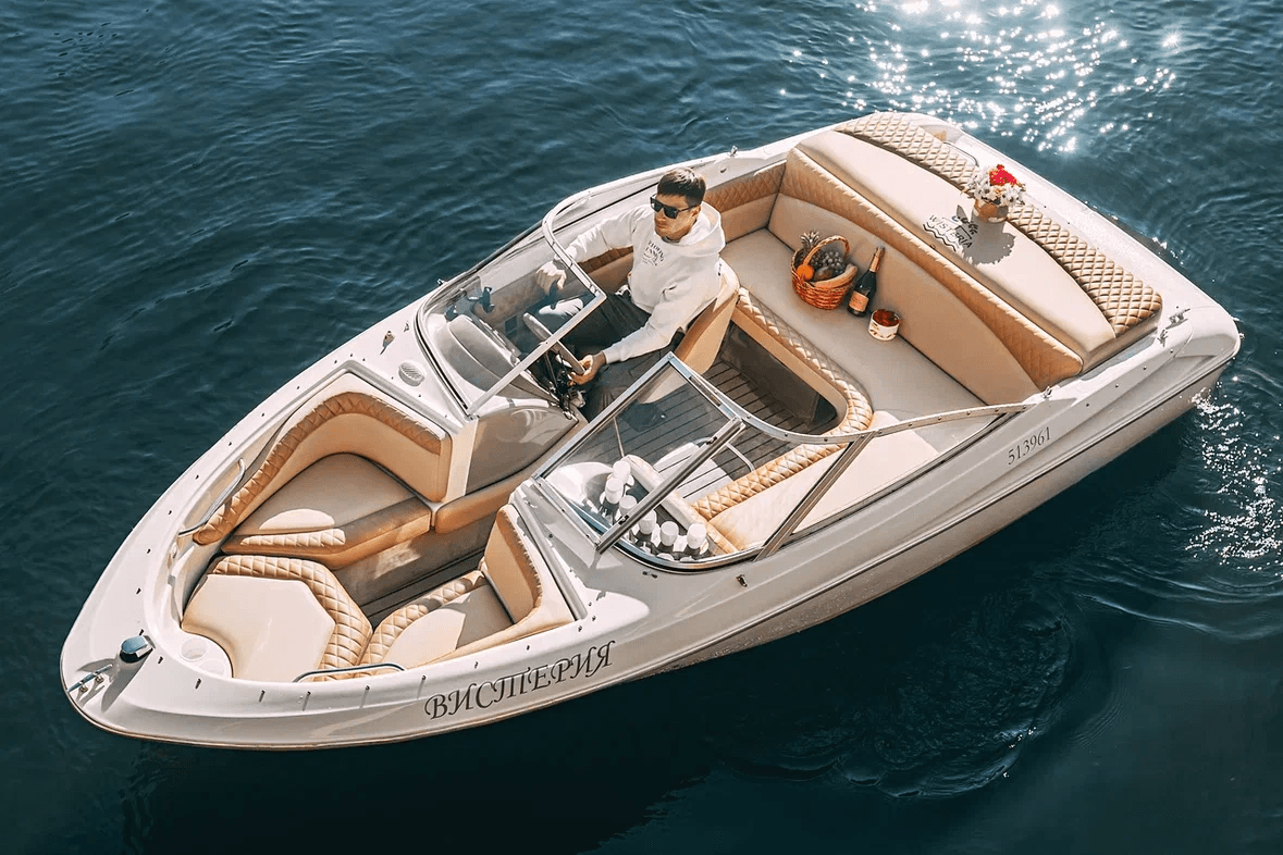 Моторный катер Bayliner 175 Вистерия на реках и каналах Санкт-Петербурга